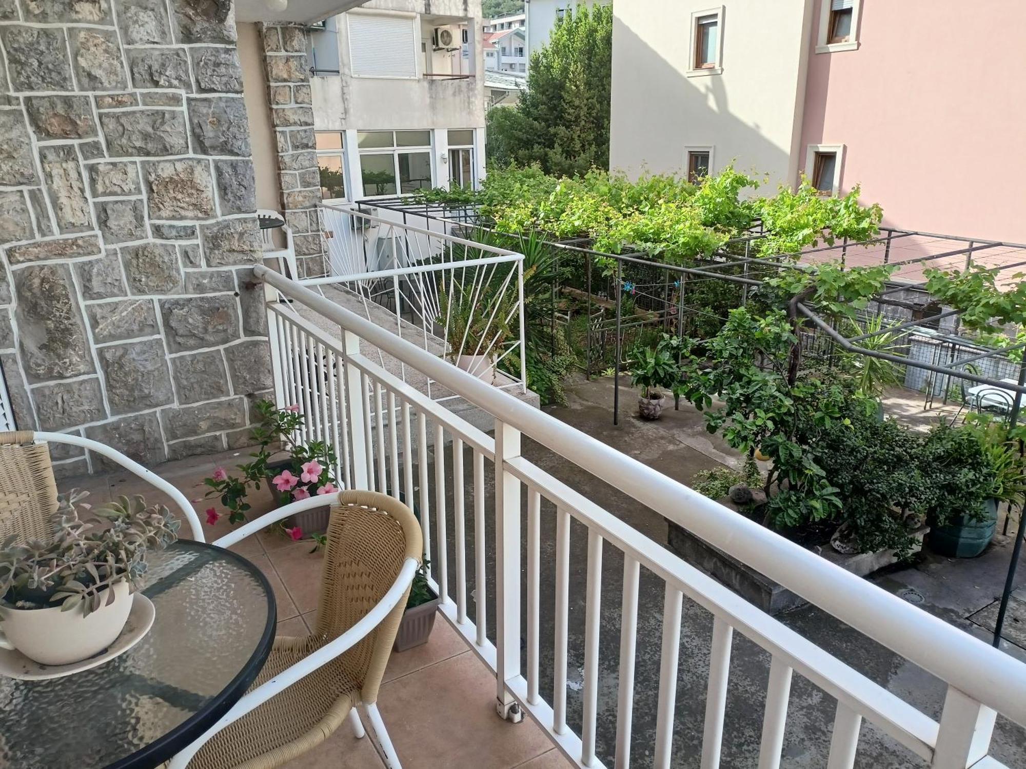 Deluxe Ina Free Parking Apartment